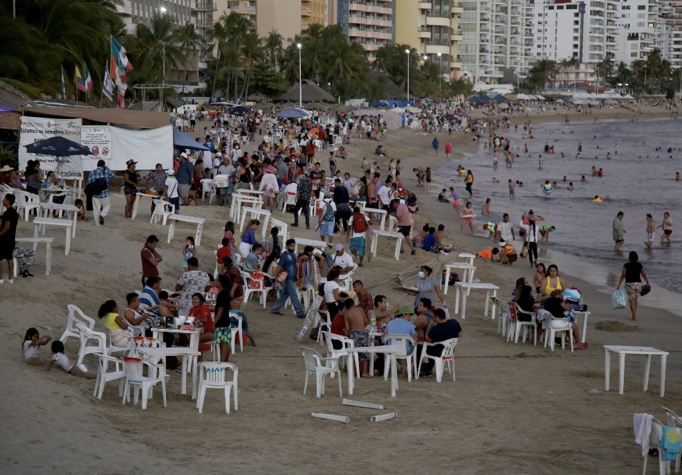 Siguen turistas y residentes la celebración del fin de año en las playas de  Acapulco - El Sur Acapulco suracapulco I Noticias Acapulco Guerrero