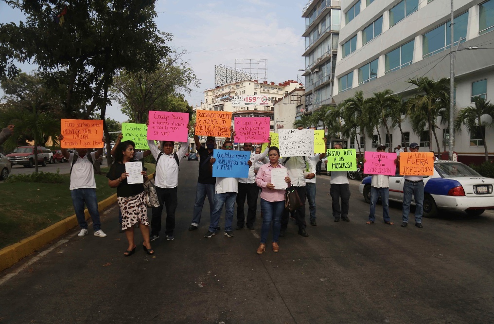 Protestan empleados de correos en sus oficinas en Acapulco; piden la salida  de la directora - El Sur Acapulco suracapulco I Noticias Acapulco Guerrero