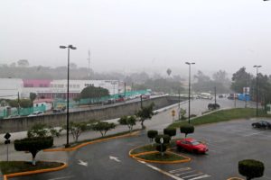 Aspecto de la lluvia de ayer en Chilpancingo. El SMN pronostica que, pese a las lluvias, se alcanzarán temperaturas máximas de 35 a 40 grados en varios estados, incluyendo a Guerrero. Foto: Jessica Torres Barrera