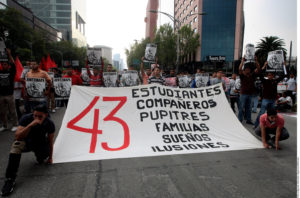 Cientos de ue participantes en la movilización por los normalistas desaparecidos de Ayotzinapa, principalmente de organizaciones campesinas y estudiantes, y de la Universidad Nacional Autónoma de México (UNAM) y la Universidad Autónoma Metropolitana (UAM). Foto: Agencia Reforma