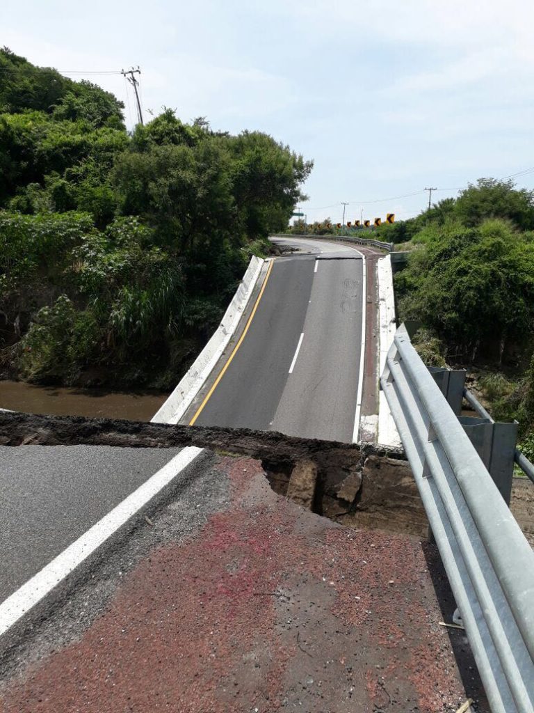 Daños en Puente de la Autopista México- Acapulco tramo Cuernavaca- Chilpancingo