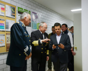 El presidente mexicano Enrique Peña Nieto, el secretario de la Defensa Nacional, Salvador Cienfuegos, y el secretario de Marina, Francisco Soberón Sanz, conversando previo a un mensaje a la nación en el Centro Nacional de Prevención de Desastres (Cenapred), en la Ciudad de México, el 8 de septiembre de 2017. Foto: (Xinhua/Str) (fnc)