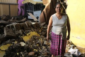 Mujer chiapaneca permanece frente a su vivienda dañada después del sismo, el 8 de septiembre de 2017. Foto: (Xinhua/Str) (fnc)