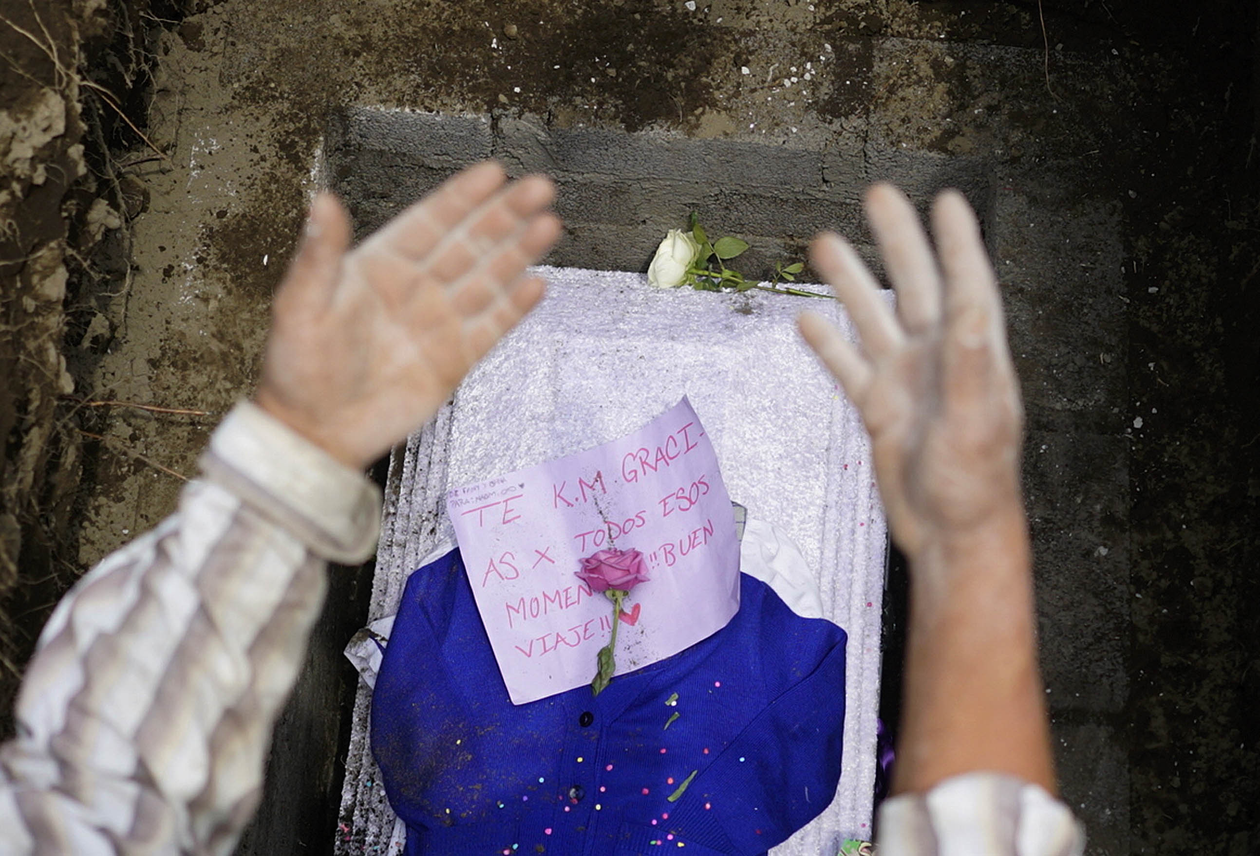 El féretro de la niña Naomi, de 4 años, es enterrado durante su funeral. Foto: Xinhua.