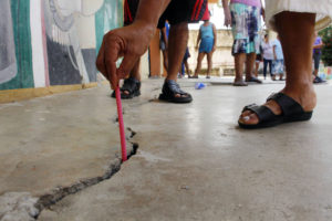 Padres de familia muestran la grieta que se formó en la escuela Emiliano Zapata por el sismo del pasado 19 de septiembre. Foto: Carlos Alberto Carbajal