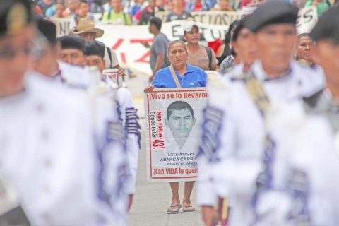 Chilpancingo Gro, 16 de septiembre 2017. // Padres de familia de los 43 junto a estudiantes de la normal Rural de Ayotzinapa durante la marcha que realizaran en Chilpancingo, para exigir la presentación con vida de los 43 normalistas a casi 3 años de su desaparición forzosa en la ciudad de Iguala. //