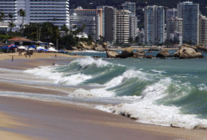 Sin bañistas la playa El Morro, debido al fuerte oleaje en las playas de Acapulco. Foto: Carlos Alberto Carbajal