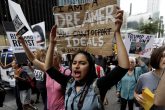 Indocumentados en EE.UU. se movilizarán por un estatus legal sin militarización Una estudiante de la Acción Diferida para los Llegados en la Infancia (DACA) sostiene un cartel en el que se lee "Soy una soñadora, tu no puedes deportar los ideales", durante una protesta en contra del presidente Donald Trump el 18 de septiembre de 2017, en Nueva York (EE.UU.). EFE/Archivo