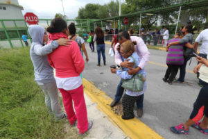 Personas se abrazan en las afueras la cárcel de Cadereyta. (Xinhua/Str)