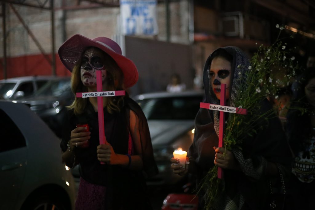 Activistas caracterizadas como catrinas marchan en Chilpancingo para recordar a las mujeres asesinadas en el estado y el país, y para exigir un alto a la violencia de género y a los feminicidios en el estado. Foto: Jesús Eduardo Guerrero