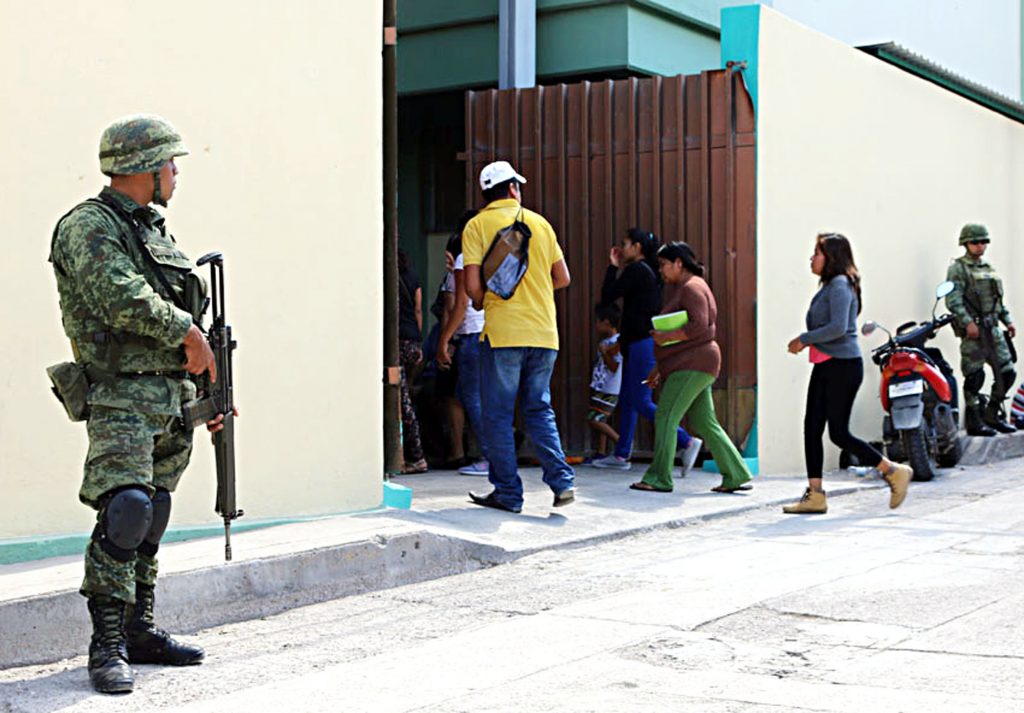 Militares vigilan la salida de la Primaria Federal Justo Sierra en el centro de Chilapa, a donde llegaron a clases casi la mitad de los 800 alumnos, y donde 20 alumnos causaron baja debido a la violencia en la región. Foto: Luis Daniel Nava