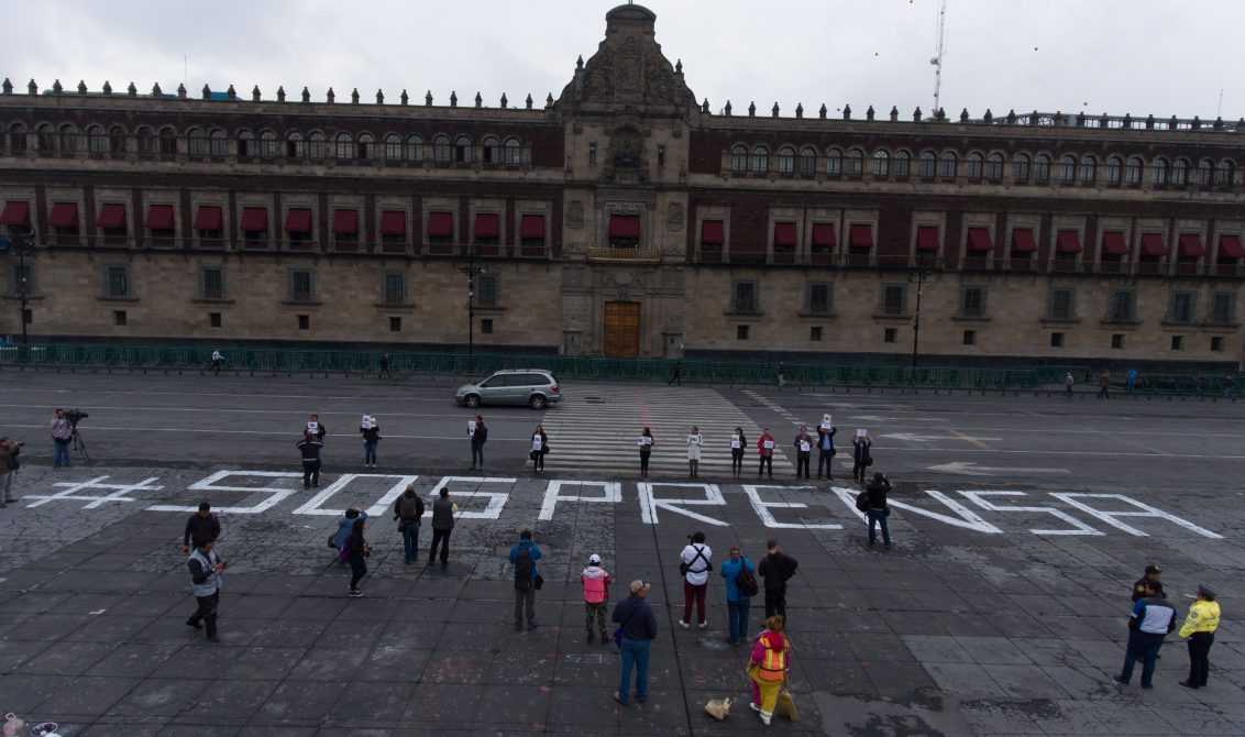 30082018-CIUDAD DE MÉXICO, 28JUNIO2017.- Periodistas pintaron la frase #SOSPrensa frente a Palacio Nacional, en protesta por el asesinato del periodista Salvador Adame, ocurrido en Michoacán. Al mismo tiempo se realizaron otras manifestaciones en diferentes estados, como Jalisco, Coahuila y Sinaloa. FOTO: DERECHO A INFORMAR /CUARTOSCURO.COM