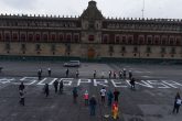 30082018-CIUDAD DE MÉXICO, 28JUNIO2017.- Periodistas pintaron la frase #SOSPrensa frente a Palacio Nacional, en protesta por el asesinato del periodista Salvador Adame, ocurrido en Michoacán. Al mismo tiempo se realizaron otras manifestaciones en diferentes estados, como Jalisco, Coahuila y Sinaloa. FOTO: DERECHO A INFORMAR /CUARTOSCURO.COM