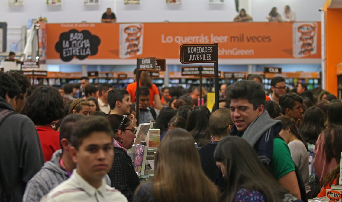 23112018-GUADALAJARA, JALISCO, 01NOVIEMBRE2017.- Esta tarde en los pasillos de la feria se pudo observar una buena afluencia de personas, esto en el marco de la edición 31 de la Feria Internacional del Libro de Guadalajara (FIL), que se lleva a cabo en las instalaciones de la Expo y en donde el invitado de Honor es Madrid. FOTO: FERNANDO CARRANZA GARCIA / CUARTOSCURO.COM