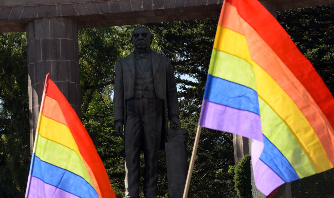 TOLUCA, ESTADO DE MÉXICO, 21MARZO2017.- Integrantes de la comunidad lésbico, gay, bisexual, travestí, transgénero, transexual e intersexual (LGBTTTI), se manifestaron en el hemiciclo a Benito Juárez minutos antes de que se realizara la ceremonia por su natalicio, exigiendo se reconozca la iniciativa ciudadana que se presentó ante la Cámara de Diputados para reconocer las uniones entre personas del mismo sexo. FOTO: ARTEMIO GUERRA BAZ / CUARTOSCURO.COM