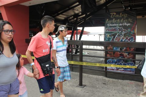Acapulco, 28 de enero de 2018//Turistas caminan frente a la discoteca Baby Lobster de la Condesa donde la madruga de este día ocurrió una balacera resultaron algunos heridos entre ellos una menor de edad y un turista muerto. Foto: El Sur