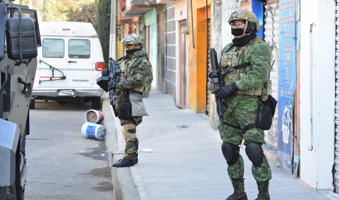 CIUDAD DE MÉXICO, 11ENERO2018.- Policía Federal, Marina y PGR, realizaron un operativo en Iztacalco la madrugada de este jueves. En la colonia Los Picos, se realizó un cateo entre las calles Tezontle y Eje 3 Oriente. Los uniformados llegaron en vehículos militares y con armas largas. Mientras peritos laboran en el domicilio, agentes federales y militares resguardan calles cercanas. FOTO: ARMANDO MONROY /CUARTOSCURO.COM