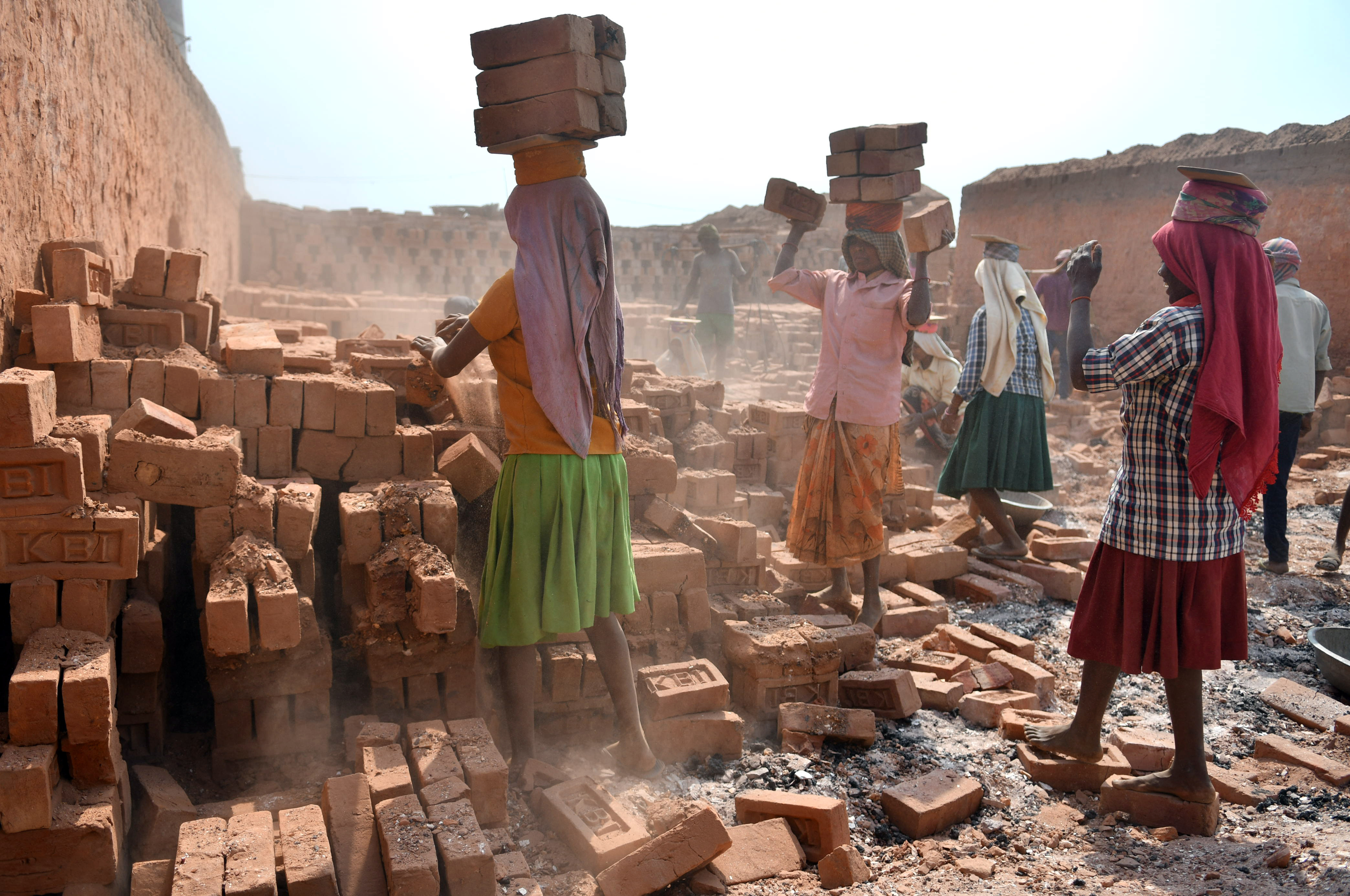 Mujeres indias trabajan en una fábrica de ladrillos en la víspera del Día Internacional de la Mujer, en las afueras de Agartala, capital del estado de Tripura. Foto: Xinhua