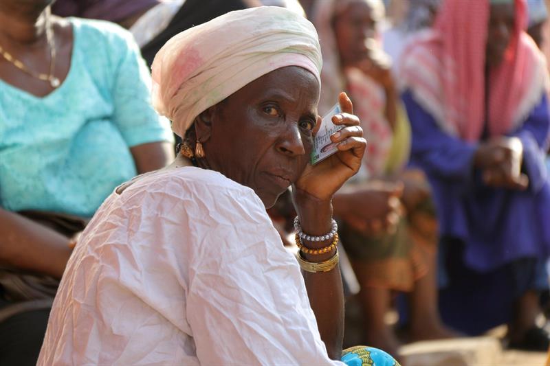 Una mujer espera para ejercer su derecho al voto en un colegio electoral durante las elecciones presidenciales en Freetown, Sierra Leona. En unos comicios históricos para el país, pues son los primeros tras la epidemia del ébola de 2014 y ponen fin a los 11 años del presidente Ernest Bai Koroma en el poder. Foto: Ernest Henry, EFE