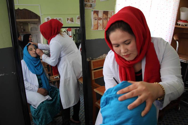 Presidiarias afganas asisten a una clase de maquillaje como parte de un proyecto apoyado por el gobierno afgano y la organización no gubernamental Global Partner. Foto: Jalil Rezayee, EFE