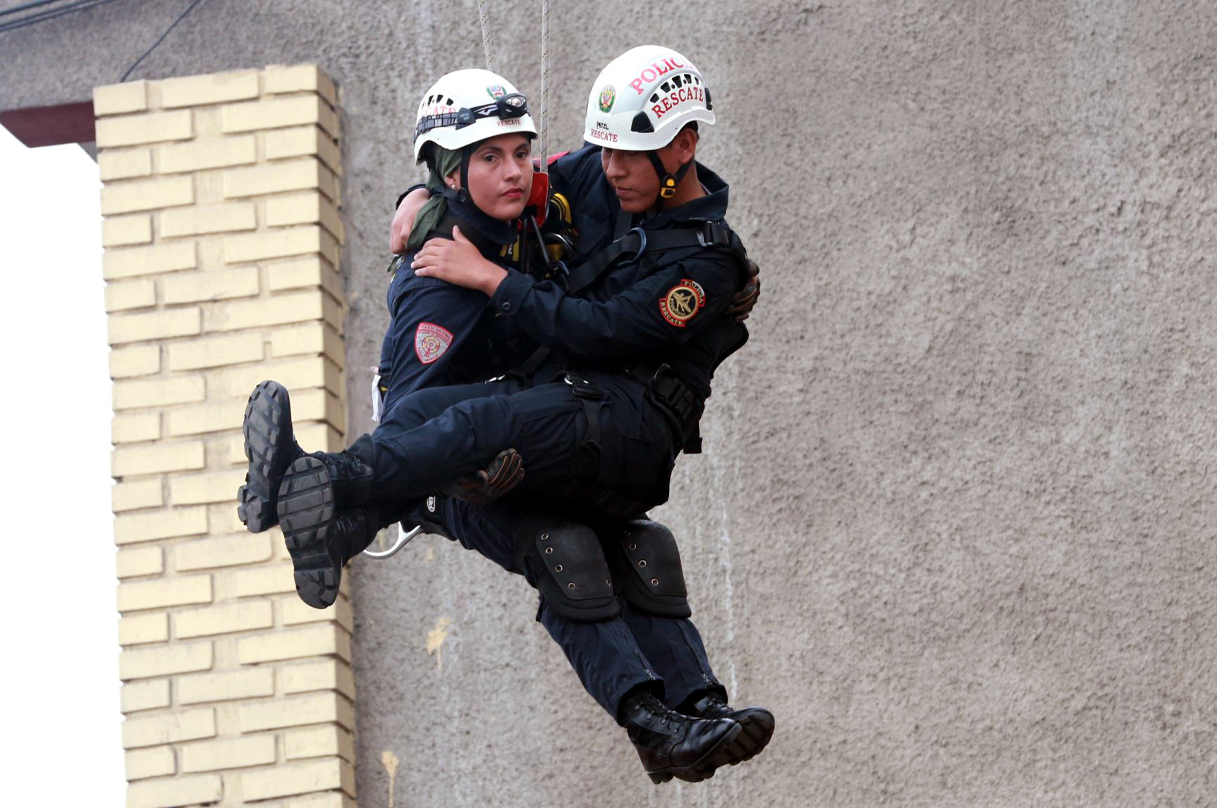 Una mujer policía realiza una demostración, en Lima, Perú. Foto: Norman Córdova, Xinhua