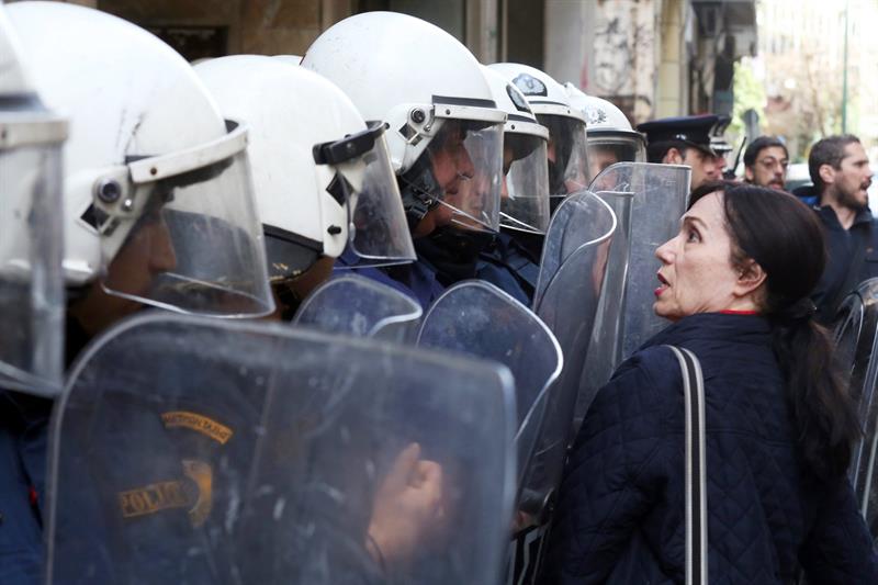 Una mujer discute con un cordón policial durante una manifestación contra las subastas electrónicas expropiadas en Atenas, Grecia. Las viviendas fueron expropiadas a familias que no pudieron pagar sus deudas por la crisis financiera griega. Foto: Alexandros Beltes, EFE