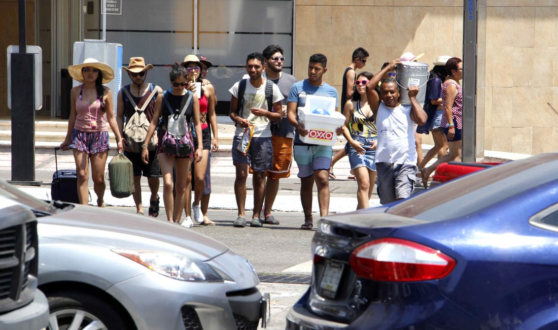28-Mar-2018 Acapulco, Gro. Jóvenes turistas captados en la costera de Acapulco, en la zona dorada que es la mayor ocupación turística en vacaciones de Semana Santa. Foto: Carlos Carbajal