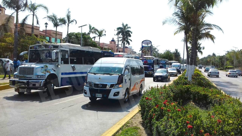 Choferes y concesionarios de camiones urbanos del Bloque 1 se manifestaron afuera de la oficina del gobernador Héctor Astudillo Flores, para exigir seguridad.