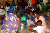 20052018-ALERTA MÁXIMA EN UGANDA ANTE EL ÉBOLA POR LA LLEGADA DE REFUGIADOS CONGOLEÑOS. GRAF512. KAMPALA (UGANDA), 26/02/2018.- Fotografía tomada en febrero en el centro de refugiados de Nyakabande, en el distrito de Kisoro (Uganda). Uganda se encuentra en alerta máxima tras el brote de ébola declarado en la vecina República Democrática del Congo (RDC), de donde recibe refugiados por la frontera suroccidental. Más de 50.000 congoleños cruzaron a Uganda los tres primeros meses del año y aún siguen llegando a este país por los distritos de Kisoro y Kanungu. EFE/ Hope Mafaranga