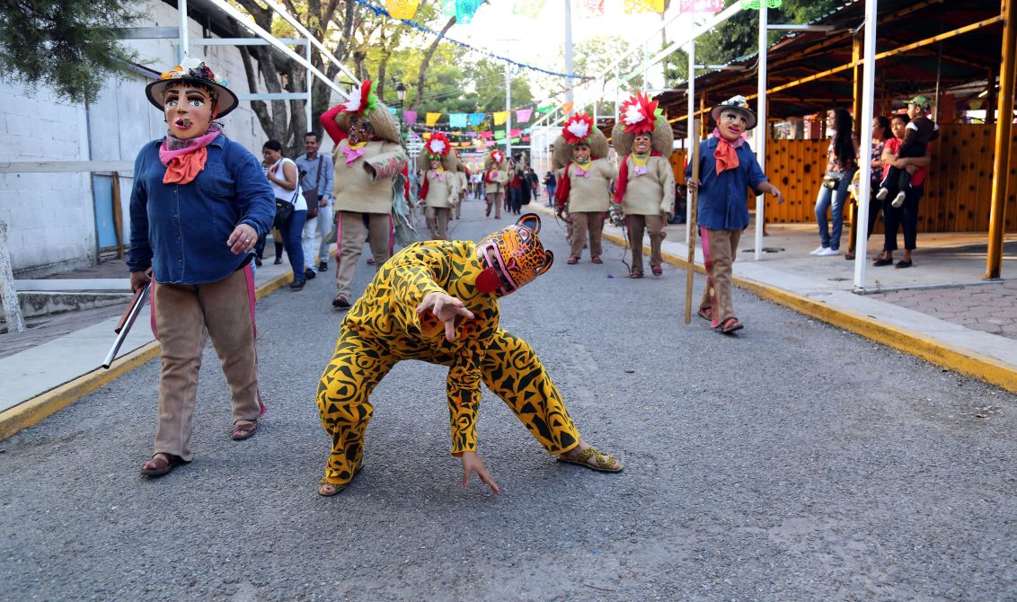 Chilpancingo Gro, 9 de mayo 2018. // Mujeres vestidas de la danza de los tlacololeros durante el mini pendón que realizaran en Chilpancingo, como parte del anuncio de la 13ava Feria del Pozole y Mezcal, que se llevara acabo en las instalaciones de la Feria de Navidad y Año Nuevo de esta ciudad capital. // Foto: Jesús Eduardo Guerrero