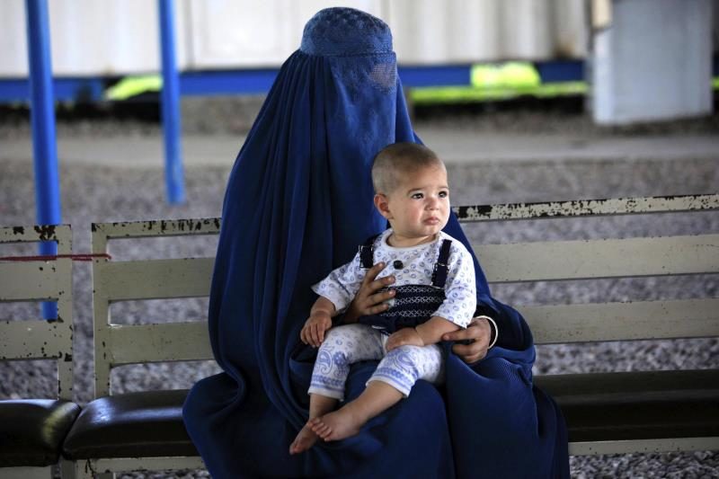 Refugiada afgana con su bebé espera para registrarse en un programa de repatriación de ACNUR en Chamkani, Pakistán. EFE/Archivo