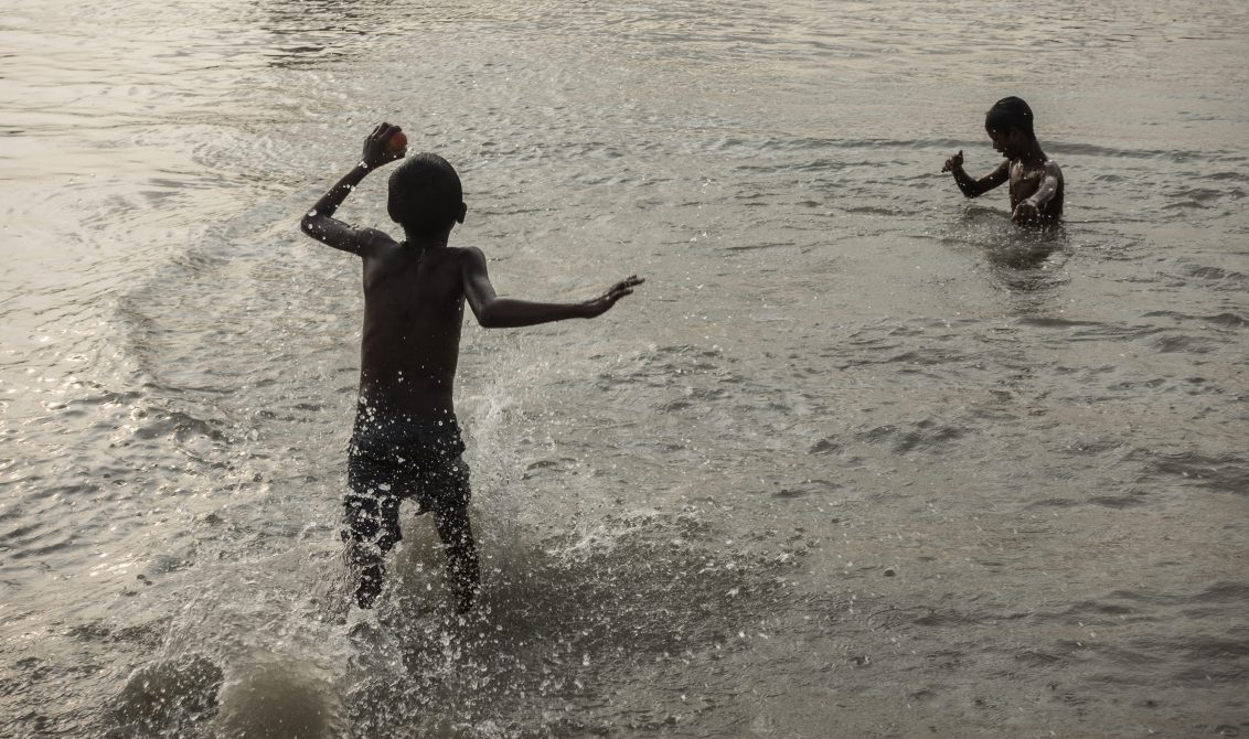 (180529) -- CALCUTA, mayo 29, 2018 (Xinhua) -- Niños juegan en el Río Ganges para refrescarse en Calcuta, capital del estado de Bengala Occidental, en el este de India, el 29 de mayo de 2018. (Xinhua/Tumpa Mondal) (rtg) (ah)