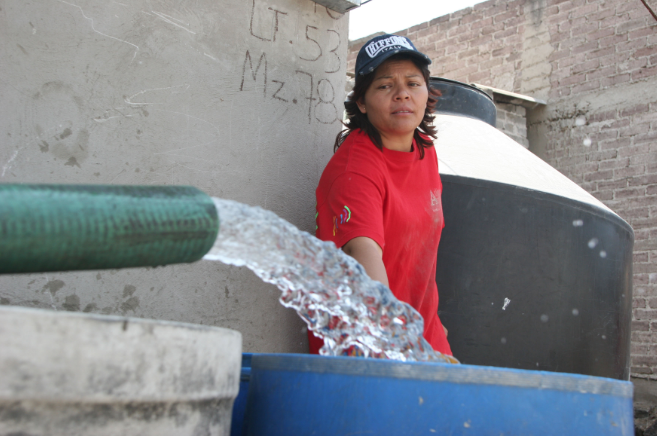 MÉXICO, D.F., 08ABRIL2009.-Decenas de pipas recorren la delegacion Iztapalapa para surtir de agua a cientos de capitalinos que sufrirán la falta del vital liquido por el tercer corte del suministro del sistema Cutzamala.