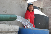 MÉXICO, D.F., 08ABRIL2009.-Decenas de pipas recorren la delegacion Iztapalapa para surtir de agua a cientos de capitalinos que sufrirán la falta del vital liquido por el tercer corte del suministro del sistema Cutzamala.
