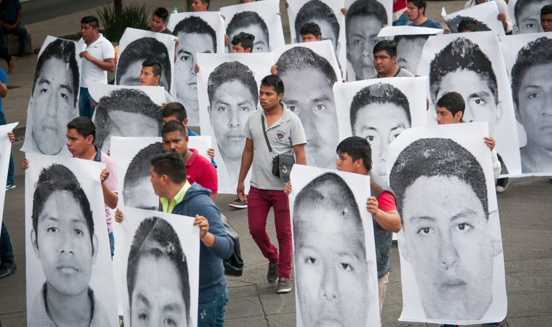 CIUDAD DE MÉXICO, 26ABRIL2018.- A 43 meses de la desaparición de los 43 estudiantes de la escuela rural "Raúl Isidro Burgos" de Ayotzinapa, Guerrero, sus padres y compañeros normalistas marcharon del Ángel de la Independencia al zócalo capitalino; a su paso pegaron retratos de sus compañeros en las vallas de un terrero ubicado en la calle de Morelos y Reforma. FOTO: DIEGO SIMÓN SÁNCHEZ /CUARTOSCURO.COM