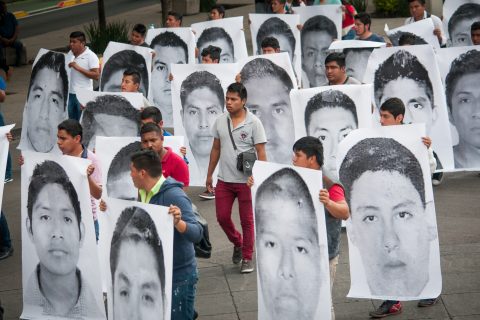 CIUDAD DE MÉXICO, 26ABRIL2018.- A 43 meses de la desaparición de los 43 estudiantes de la escuela rural "Raúl Isidro Burgos" de Ayotzinapa, Guerrero, sus padres y compañeros normalistas marcharon del Ángel de la Independencia al zócalo capitalino; a su paso pegaron retratos de sus compañeros en las vallas de un terrero ubicado en la calle de Morelos y Reforma. FOTO: DIEGO SIMÓN SÁNCHEZ /CUARTOSCURO.COM