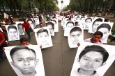 MEX07. CIUDAD DE MÉXICO (MÉXICO), 26/04/2018.- Familiares, estudiantes y simpatizantes de los 43 jóvenes desaparecidos de Ayotzinapa protestan hoy, jueves 26 de abril de 2018, en Ciudad de México (México). Hoy se cumplen 43 meses del ataque registrado durante la noche del 26 de septiembre de 2014 donde policías corruptos arrestaron en Iguala, en el sureño estado de Guerrero, a los estudiantes de la Escuela Normal (para maestros) Rural de Ayotzinapa y los entregaron a miembros del cártel Guerreros Unidos, que los asesinaron e incineraron sus restos en un vertedero de basura. EFE/José Méndez