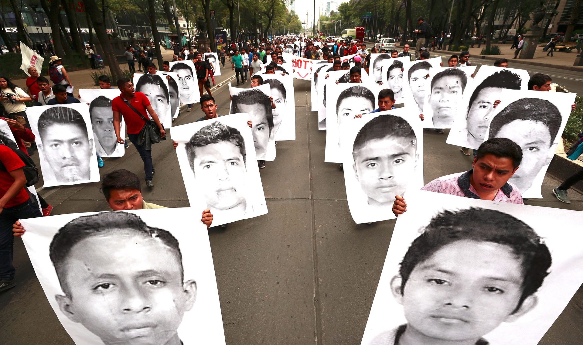 MEX07. CIUDAD DE MÉXICO (MÉXICO), 26/04/2018.- Familiares, estudiantes y simpatizantes de los 43 jóvenes desaparecidos de Ayotzinapa protestan hoy, jueves 26 de abril de 2018, en Ciudad de México (México). Hoy se cumplen 43 meses del ataque registrado durante la noche del 26 de septiembre de 2014 donde policías corruptos arrestaron en Iguala, en el sureño estado de Guerrero, a los estudiantes de la Escuela Normal (para maestros) Rural de Ayotzinapa y los entregaron a miembros del cártel Guerreros Unidos, que los asesinaron e incineraron sus restos en un vertedero de basura. EFE/José Méndez