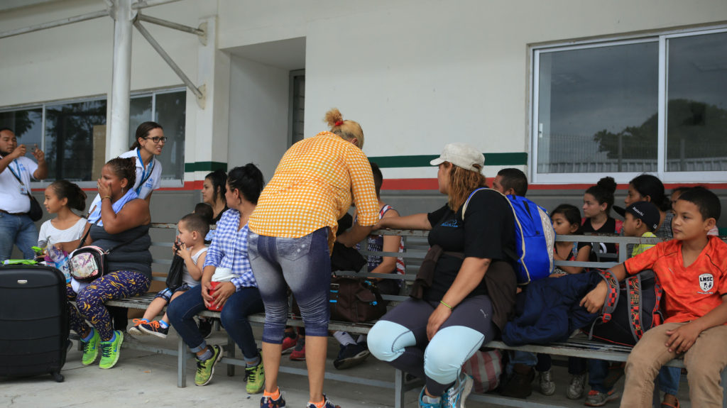 19 October 2018, Guatemala, Tecún Umán: Hondureños de la caravana de migrantes pasan la frontera de Guatemala a México. Tras burlar la seguridad y derribar una valla de seguridad fronteriza en la ciudad guatemalteca de Tecún Umán, la caravana de unos 3.000 migrantes emprendió camino hacia el puente internacional que lleva hacia México. El secretario de Estado norteamericano Pompeo dijo durante su visita en México que se acerca un "momento de crisis" y que es "importante detener este flujo". Foto: Morena Pérez Joachin/dpa/dpa +++ dpa-fotografia +++