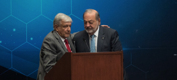 06082018-CIUDAD DE MÉXICO, 06AGOSTO2018.- Andrés Manuel López Obrador, virtual candidato electo al gobierno de la república, saluda y abraza al empresario e ingeniero Carlos Slim Helú, durante el encuentro que sostuvo con el Colegio de Ingenieros Civiles de México, A.C., en el cual dialogó sobre sus propuestas en infraestructura que tiene preparados para el país en cuanto tome pocesión como presidente de México. FOTO: MISAEL VALTIERRA /CUARTOSCURO.COM