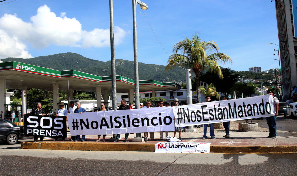 Acapulco, Gro. La protesta de reporteros de varios medios de comunicaron de Acapulco para exigir justicia por asesinatos y agresiones de reporteros en el país y el estado. Foto: Carlos Alberto Carbajal-Archivo