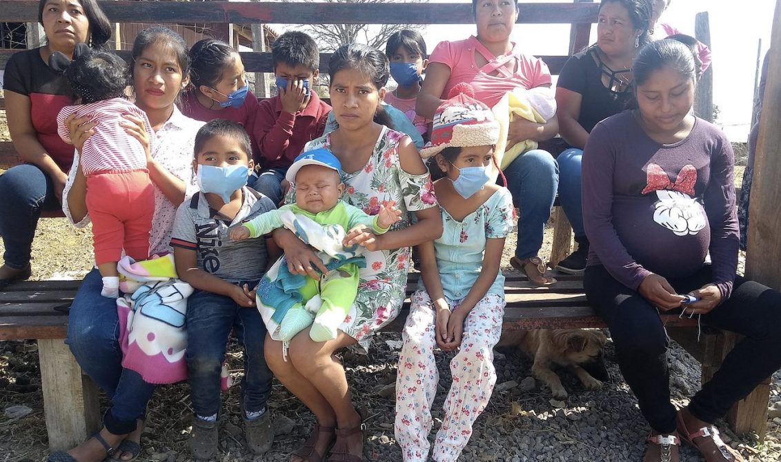 Niños y mujeres de la comunidad El Calvario afectados por el incendio masivo de Chilpancingo / Foto: Rosendo Betancourt Radilla