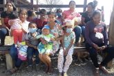 Niños y mujeres de la comunidad El Calvario afectados por el incendio masivo de Chilpancingo / Foto: Rosendo Betancourt Radilla