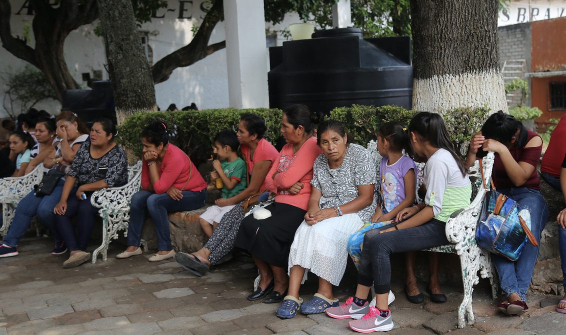 Mujeres en una reunión en el centro de Chichihualco, donde están refugiadas desde hace 6 meses que salieron tras la irrupción de civiles armados a sus comunidades. Foto: Jesús Eduardo Guerrero