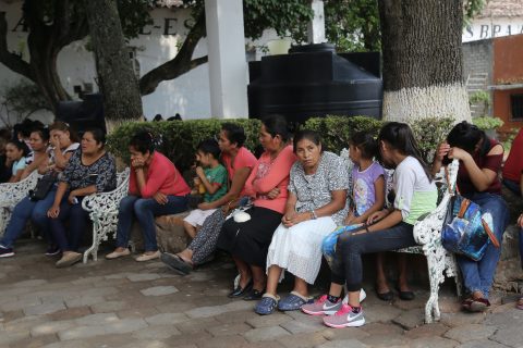 Mujeres en una reunión en el centro de Chichihualco, donde están refugiadas desde hace 6 meses que salieron tras la irrupción de civiles armados a sus comunidades. Foto: Jesús Eduardo Guerrero
