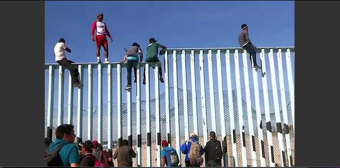 Foto (migrantes en la cerca fronteriza en Tijuana): Aline Corpus / Agencia Reforma.
