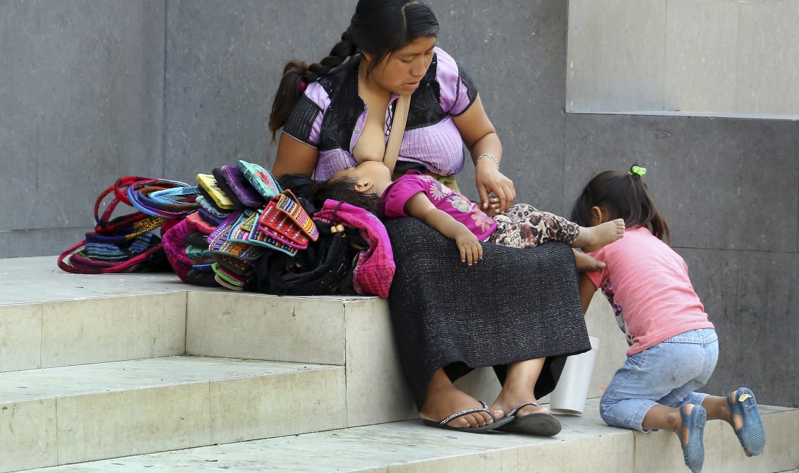07082019-TUXTLA GUTIÉRREZ, CHIAPAS, 28MARZO2017.- Mujer indígena perteneciente a la etnia tzotzil de los altos de Chiapas, cuida y amamanta a su hija mientras vende sus productos artesanales. FOTO: JESÚS GARCÍA / CUARTOSCURO.COM
