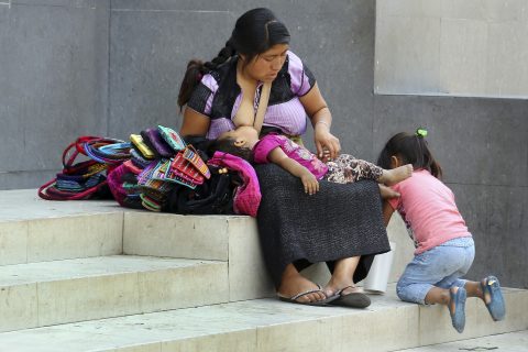 07082019-TUXTLA GUTIÉRREZ, CHIAPAS, 28MARZO2017.- Mujer indígena perteneciente a la etnia tzotzil de los altos de Chiapas, cuida y amamanta a su hija mientras vende sus productos artesanales. FOTO: JESÚS GARCÍA / CUARTOSCURO.COM