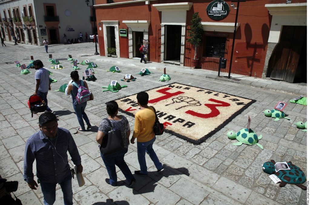 En el marco del quinto aniversario del caso Ayotzinapa, en Guerrero, Oaxaca (foto) y Chiapas recordaron a los estudiantes desaparecidos.