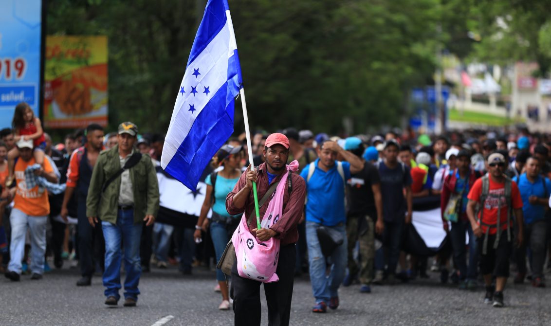 04112019-16 October 2018, Guatemala, Esquipulas: Migrantes de Honduras marchan en una caravana. La caravana de unos 1.000 migrantes hondureños en ruta hacia Estados Unidos cruzó la frontera con Guatemala, pese a un bloqueo policial y la amenaza de las autoridades guatemaltecas y mexicanas de no permitirle el paso. El presidente Trump amenazó a su homólogo de Honduras, Hernández, con retirar todas las ayudas norteamericanas si no frena la caravana. (Vinculado a la cobertura del día de dpa) Foto: Morena Perez Joachin/dpa +++ dpa-fotografia +++